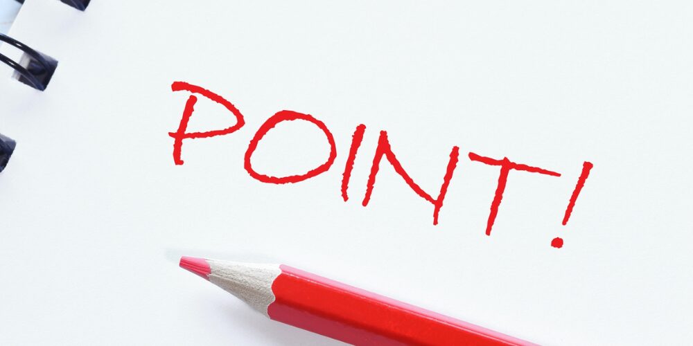 白いノートのページに赤い色鉛筆とともに「POINT!」と赤字で力強く書かれたビジュアル