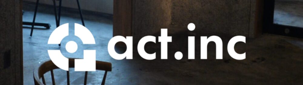 act.inc(株式会社アクト)のロゴ、コンクリート調の室内背景に白文字で表示