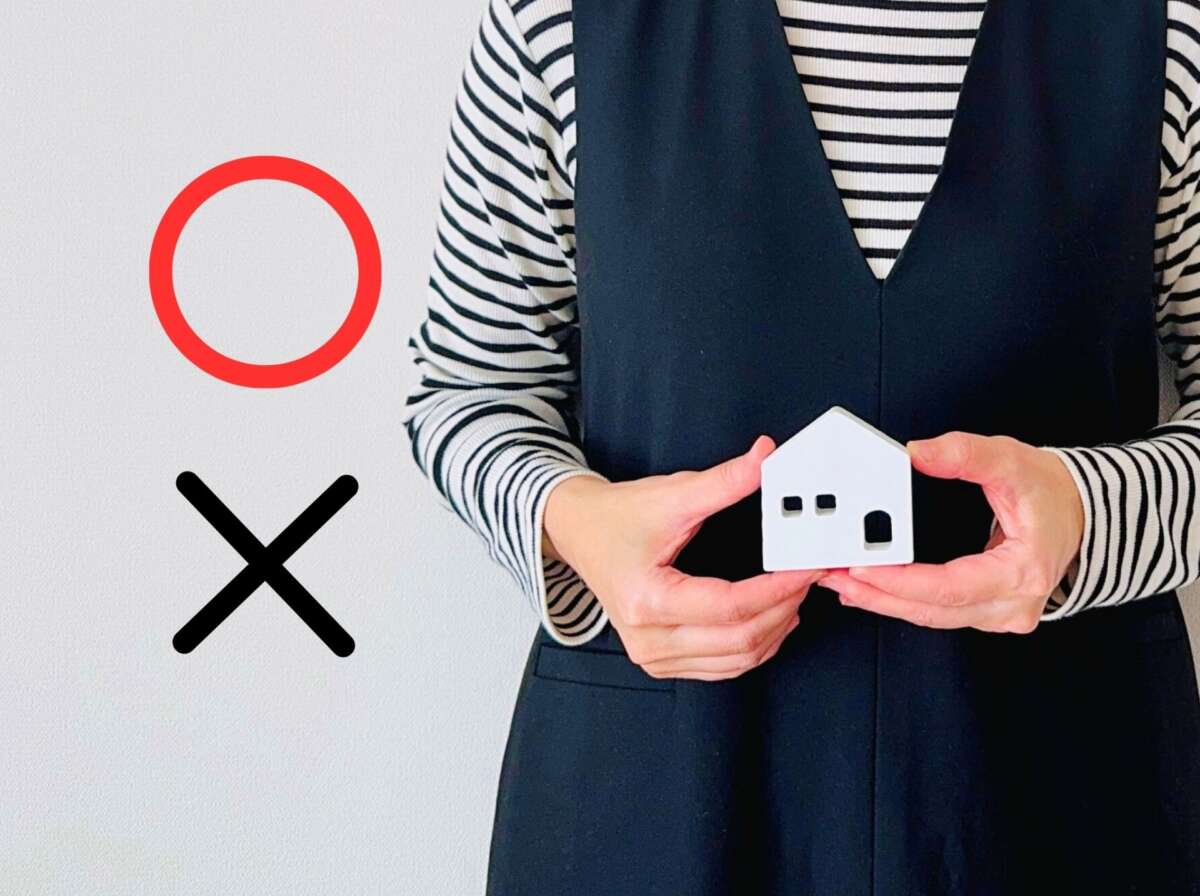 家の模型を持った人とマルバツ