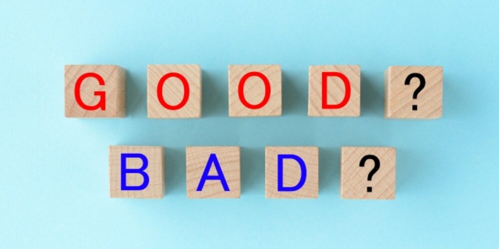 木製ブロックに「GOOD」「BAD」「?」と書かれた文字が並ぶ