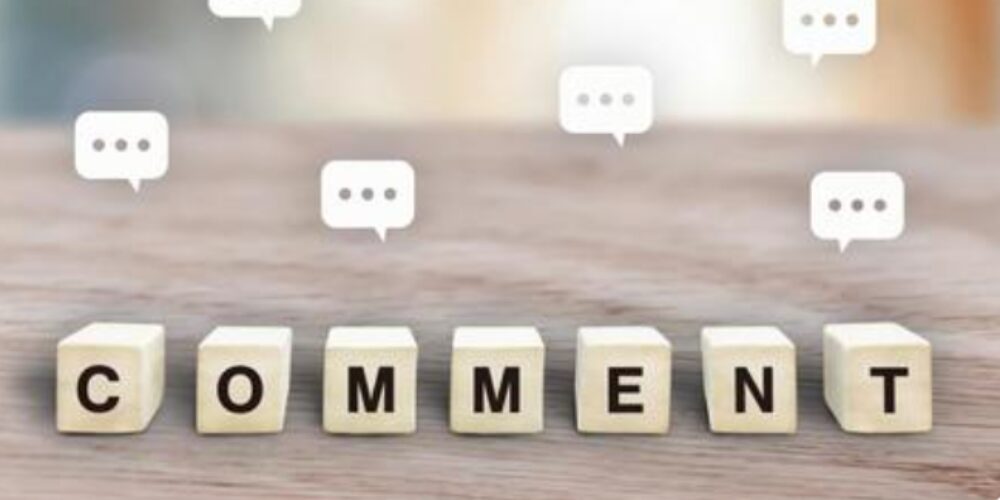 COMMENTの文字が木製ブロックに並び、上に吹き出しが浮かぶ