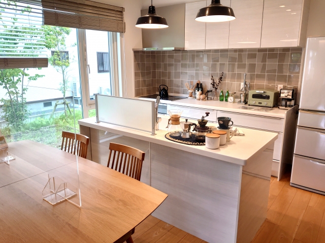 片付けられたリビングダイニング