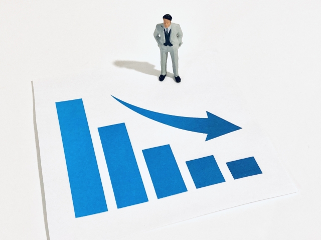 ビジネスマンと右肩下がりのビジネスマン