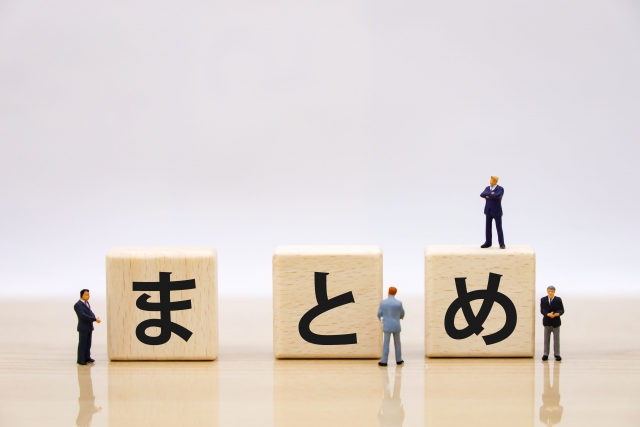 まとめと書かれた木のブロックと3人のビジネスマン