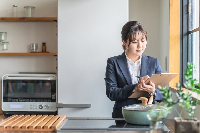 査定を行う不動産会社のスタッフ