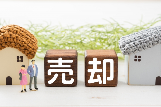 売却と書かれたブロックとフェルトの家