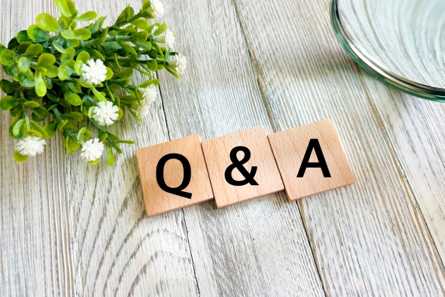 Q&Aと書かれている木のブロックと左上にある花