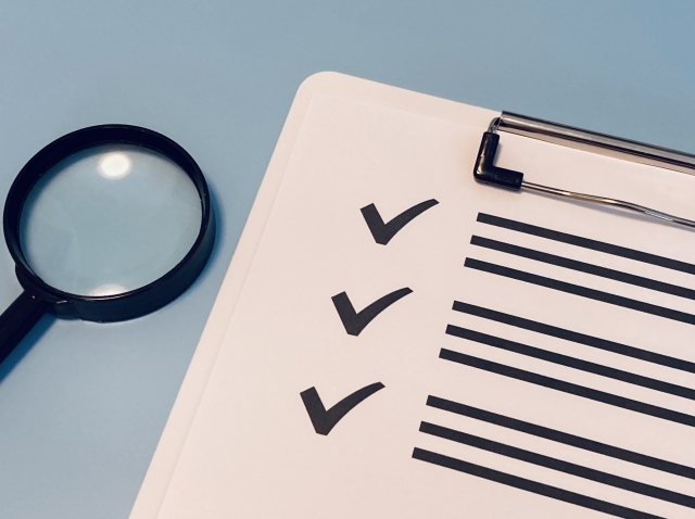 チェックシートと虫眼鏡