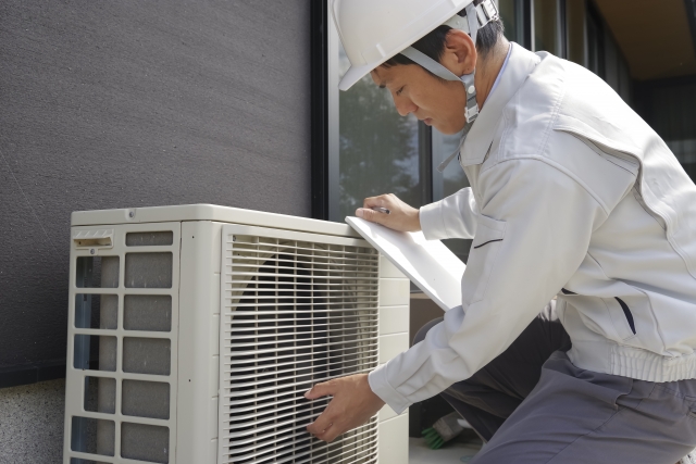 設備の点検を行っている作業員