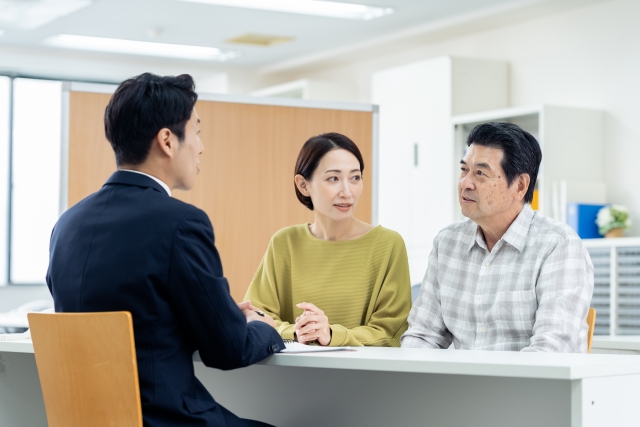 窓口で説明を受ける夫婦