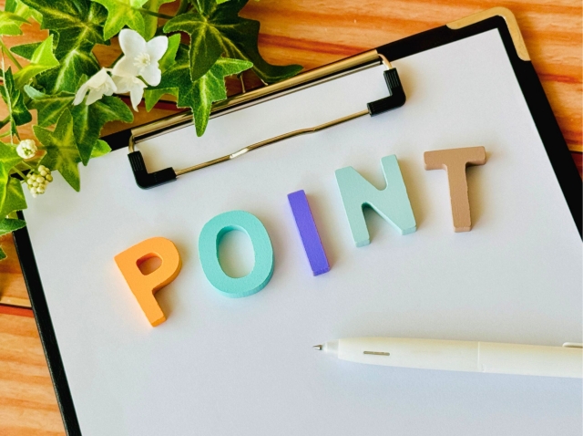 カラフルなポイントという文字とペン