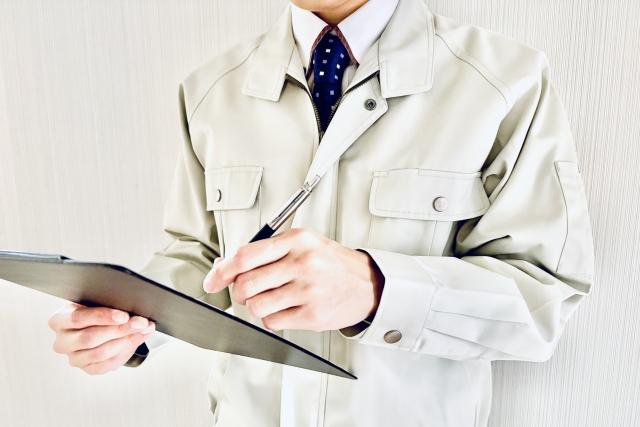 査定している作業員