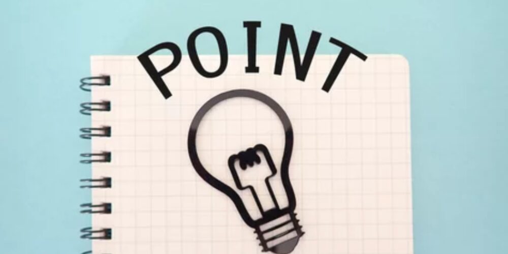 方眼ノートに描かれた電球と「POINT」の文字