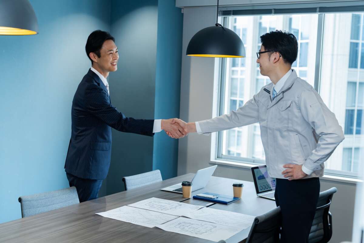 業者と握手しているイメージ